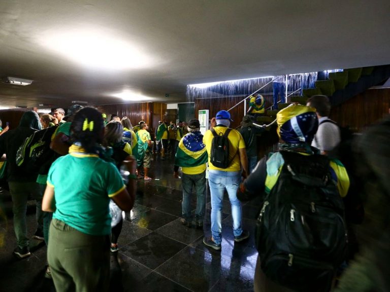 Invasores sobem escada que leva ao Salão Verde da Câmara