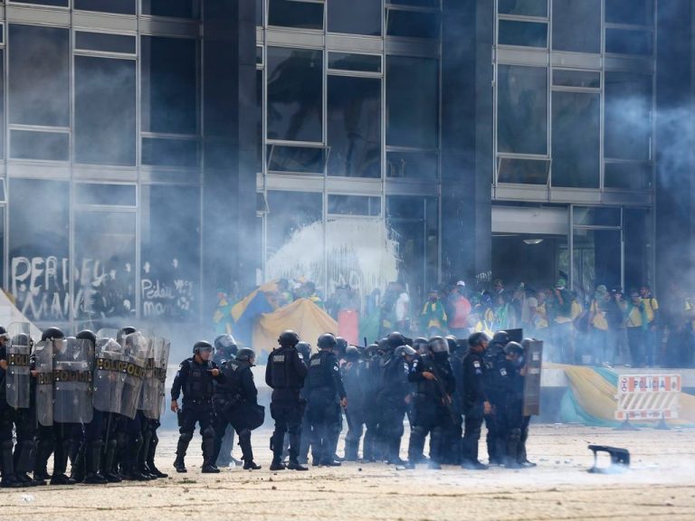 Vândalos invadem o prédio do Congresso, fazem pichações e quebram vidros
