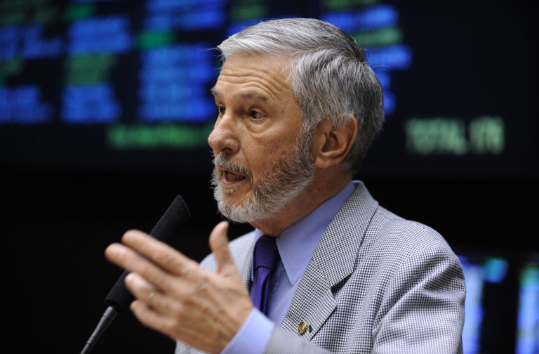 Ibsen Pinheiro faz seu discurso de despedida no Plenário