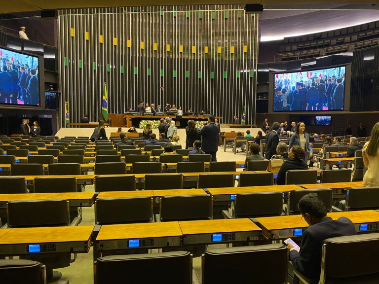 Parlamentares aguardam início da sessão no Plenário da Câmara