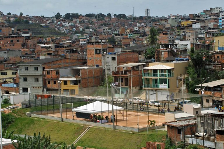 Esporte - futebol - lazer periferias favelas pobreza prática esportiva (campo de futebol no bairro de Boa Vista de São Caetano, Salvador-BA)