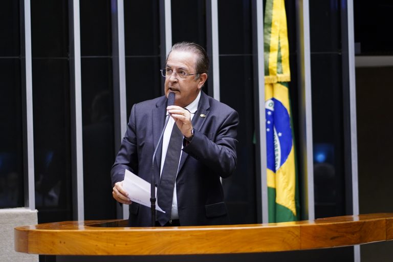 Deputado Luiz Carlos Motta fala ao microfone