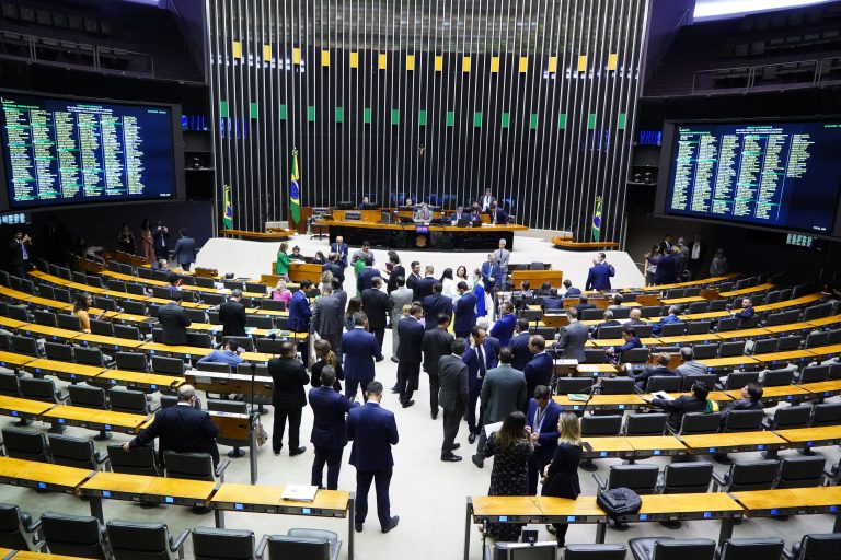 Deputados em pé no Plenário da Câmara estão conversando