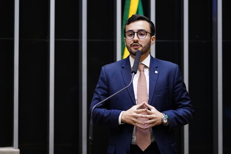 Deputado Lula da Fonte fala ao microfone