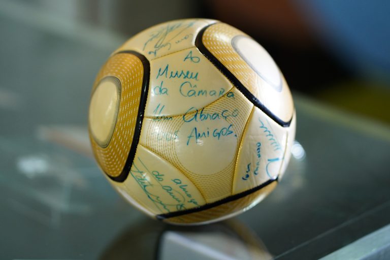 Bola autografada por Neymar roubada durante ato golpista é devolvida.