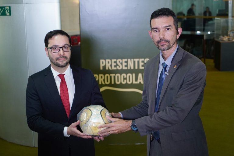 Celso de Barros (E) recebe a bola do diretor substituto da Polícia Legislativa, Barros Neto