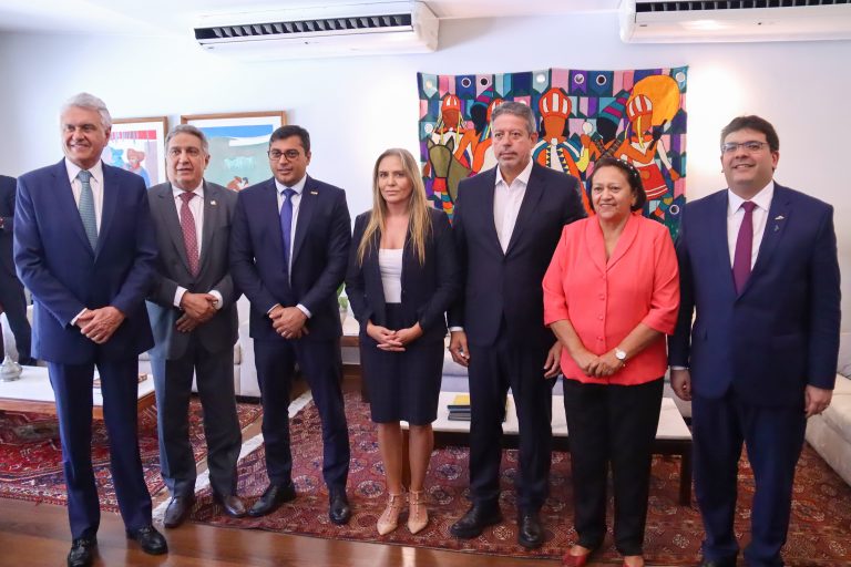 Governadores se reúnem com o presidente da Câmara dos Deputados para tratar de assuntos relativos à compensação de perdas para reequilíbrio fiscal dos estados. Governador do Goiás, Ronaldo Caiado. Vice-Governador de Tocantins, Laurez Moreira. Governador do Amazonas, Wilson Lima. Governadora do Distrito Federal em exercício, Celina Leão. Presidente da Câmara dos Deputados, Artur Lira. Governadora do Rio Grande do Norte, Fátima Bezerra. Governador do Piauí, Rafael Fonteles.