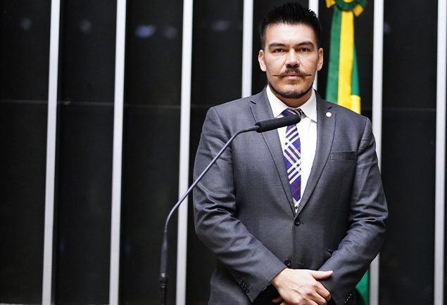 Deputado Augusto Pupio olha para a câmera. Ele é branco, tem o cabelo escuro e bigode e usa terno cinza