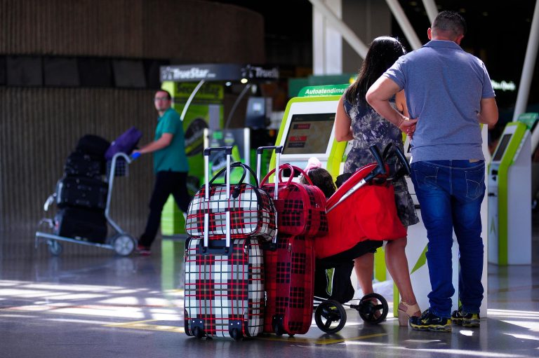 Aeroporto, malas e tripulação de avião