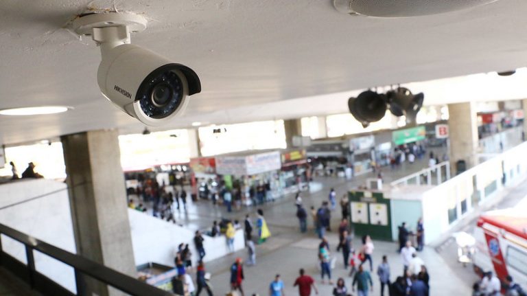 Segurança pública - geral - Câmeras de monitoramento - câmeras de vigilância em Brasília - Em 23 meses, número de equipamentos que acompanham em tempo real as cidades do DF aumentou quase 60%, de 584 para 926 unidades.