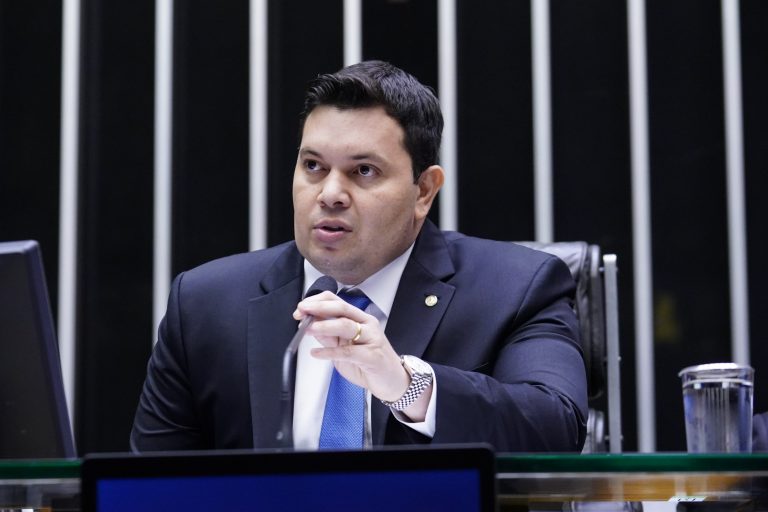 Deputado Acácio Favacho fala ao microfone