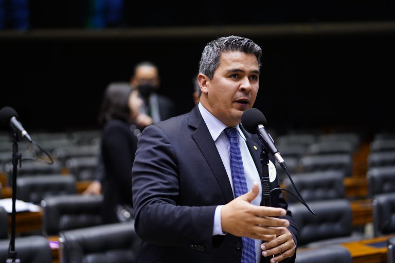 Deputado Diego Garcia fala ao microfone