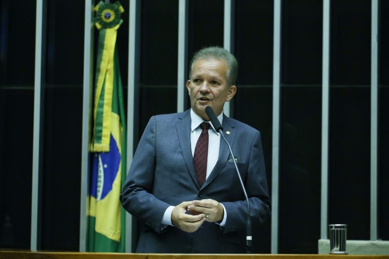 Deputado André Figueiredo discursa no Plenário da Câmara