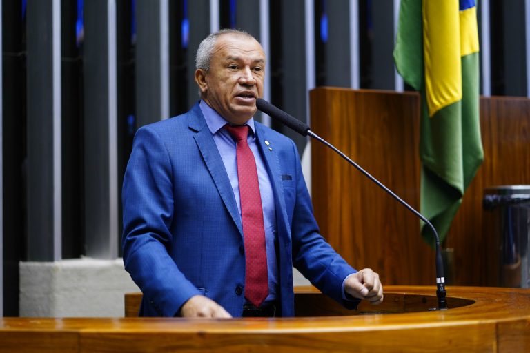 Deputado Paulo Guedes fala ao microfone