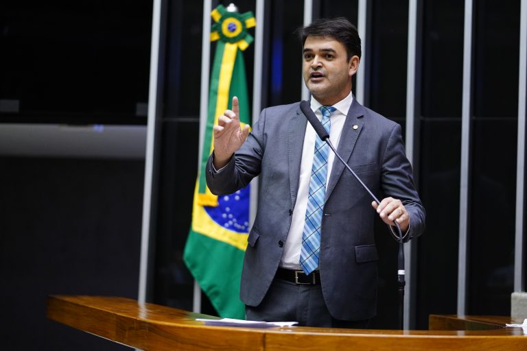 Deputado Rubens Pereira Júnior discursa no Plenário da Câmara. Ele é branco, tem o cabelo escuro, usa terno cinza e gravata xadrez