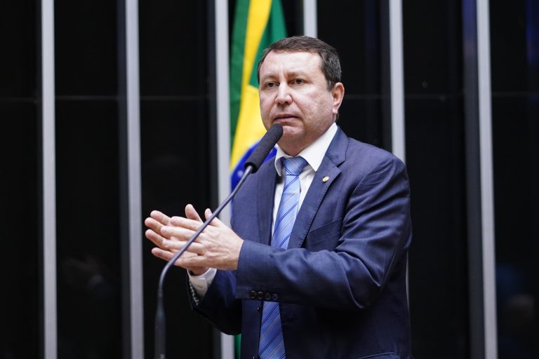 Deputado David Soares (União-SP) discursa no Plenário da Câmara