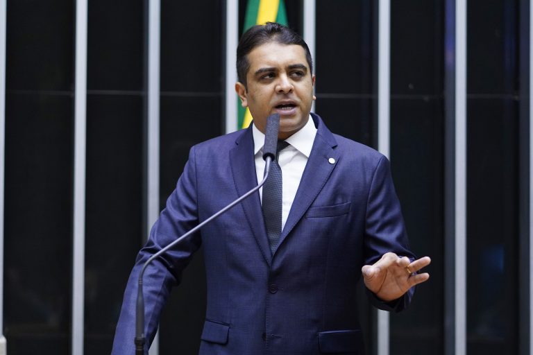 Deputado Fernando Rodolfo fala ao microfone