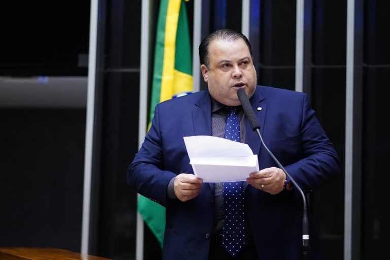 Deputado Julio Cesar Ribeiro discursa no Plenário da Câmara. Ele é branco e tem o cabelo escuro, usa um terno azul marinho e segura um papel