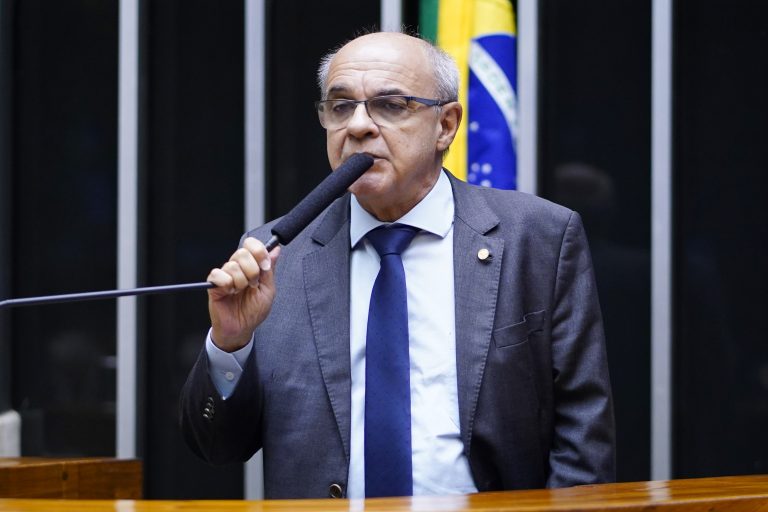 Deputado Bandeira de Mello fala ao microfone