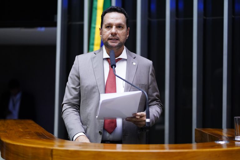 Deputado Josenildo fala ao microfone