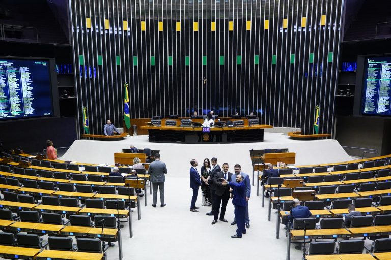Deputados em pé no Plenário da Câmara estão conversando