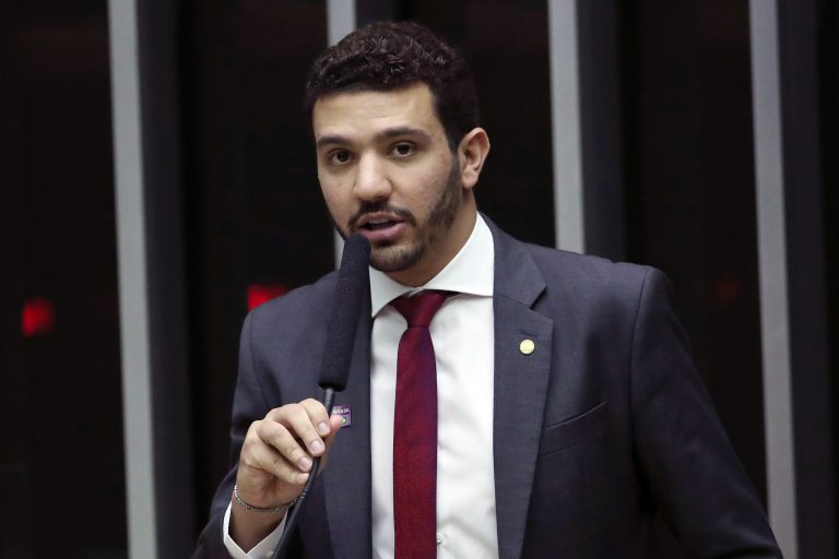 Deputado Neto Carletto (PP-BA) discursa no Plenário da Câmara