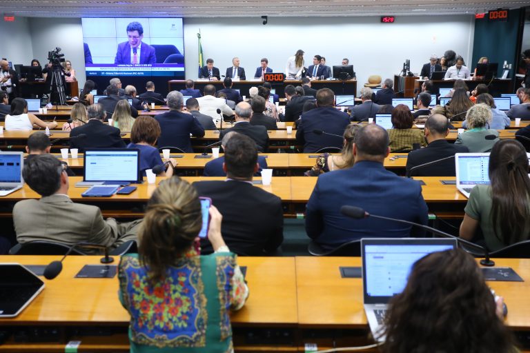 Reunião Extraordinária. Dep. Baleia Rossi (MDB - SP), dep. Aguinaldo Ribeiro (PP - PB), dep. Reginaldo Lopes(PT - MG), sen. Roberto Rocha e o secretário Extraordinário da Reforma Tributária, Bernardo Appy