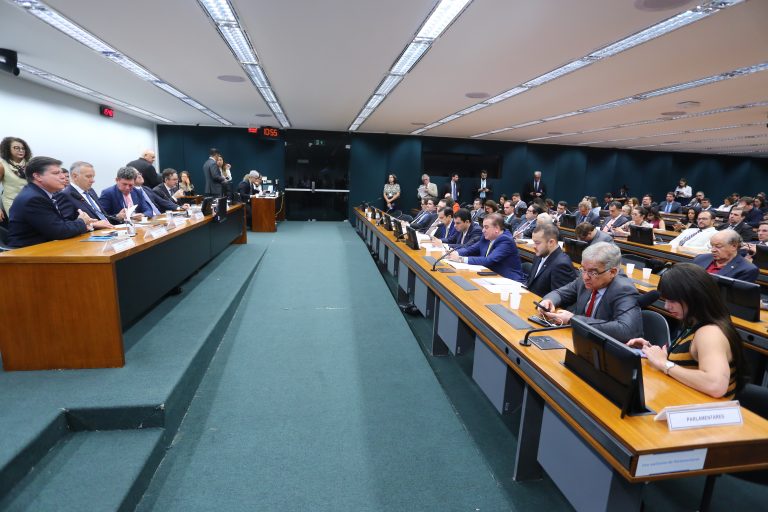 Reunião Extraordinária. Dep. Baleia Rossi (MDB - SP), dep. Aguinaldo Ribeiro (PP - PB), dep. Reginaldo Lopes(PT - MG), sen. Roberto Rocha e o secretário Extraordinário da Reforma Tributária, Bernardo Appy