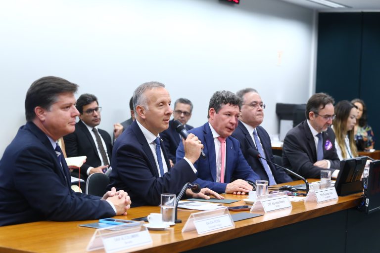 Reunião Extraordinária. Dep. Baleia Rossi (MDB - SP), dep. Aguinaldo Ribeiro (PP - PB), dep. Reginaldo Lopes(PT - MG), sen. Roberto Rocha e o secretário Extraordinário da Reforma Tributária, Bernardo Appy
