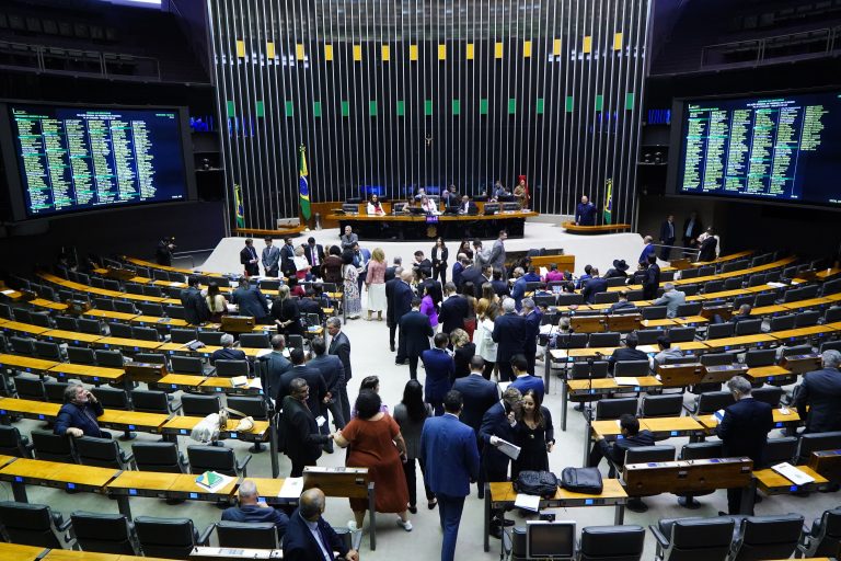 Sessão para a votação de propostas legislativas.
