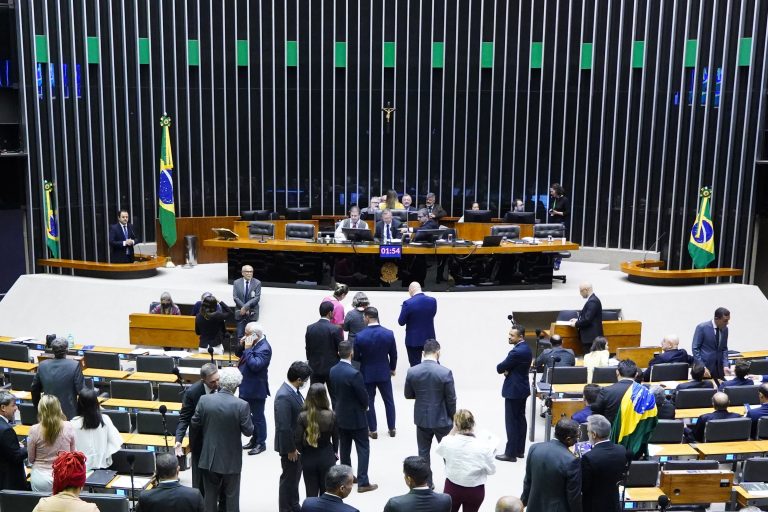 Deputados em pé no Plenário da Câmara estão conversando