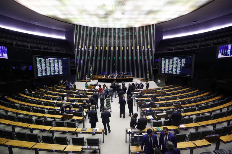 Sessão para a votação de propostas legislativas.