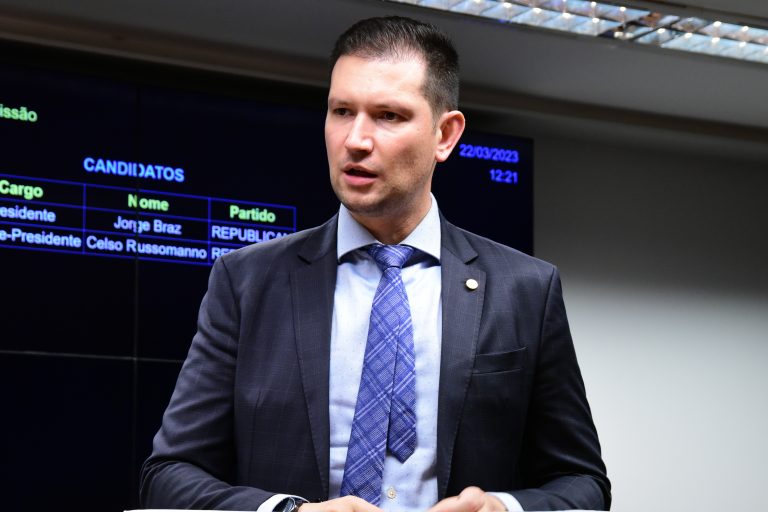 Deputado Gilson Marques fala ao microfone
