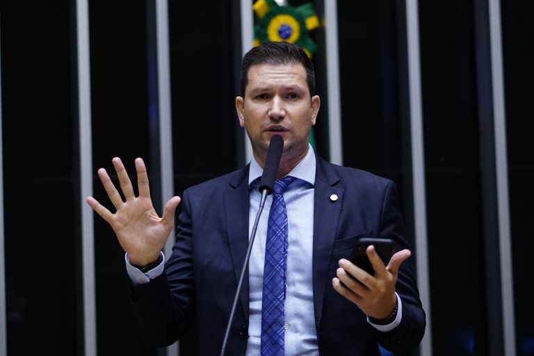 Deputado Gilson Marques fala ao microfone