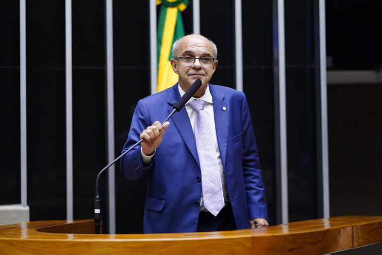 Dep. Bandeira de Mello durante sessão do Plenário