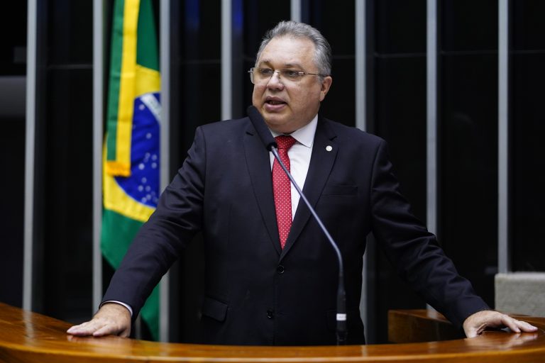 Deputado Florentino Neto fala ao microfone