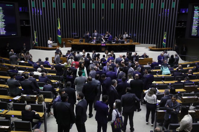 Sessão para a votação de propostas legislativas.