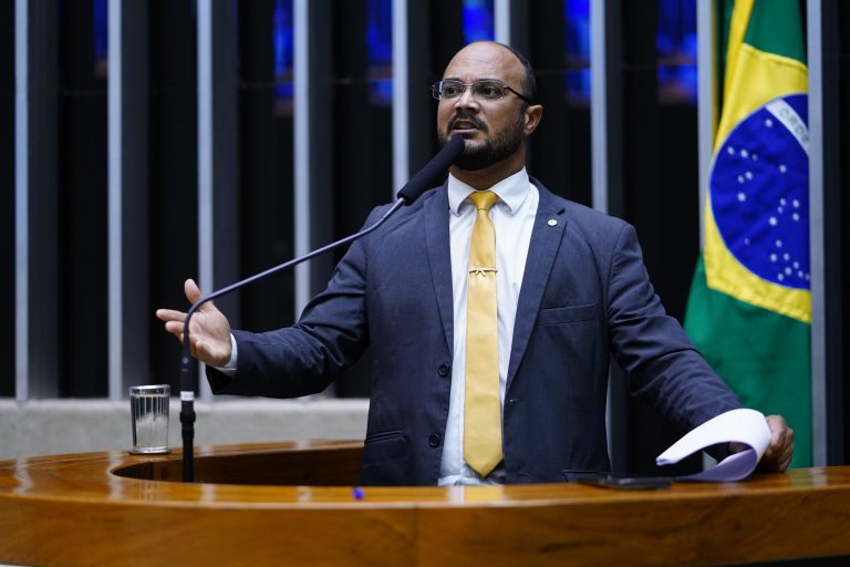 Deputado Capitão Alden fala ao microfone