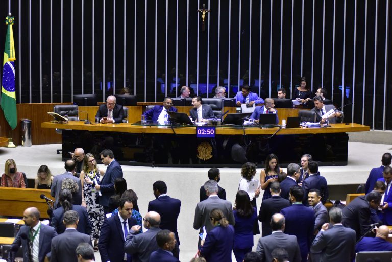 Sessão para a votação de propostas legislativas.