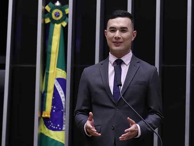 Deputado Pedro Aihara fala ao microfone