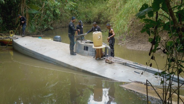A Polícia Civil do Pará fez uma apreensão inédita na região amazônica. Um submarino, que estava em fase final de construção e que seria usado no tráfico internacional de drogas, foi descoberto em um furo do rio Guajará-Mirim, perto de uma vila de pescadores, na região das lhas de Vigia, nordeste paraense. FOTO: ASCOM POLÍCIA CIVIL DATA: 17.12.2015 VIGIA - PARÁ