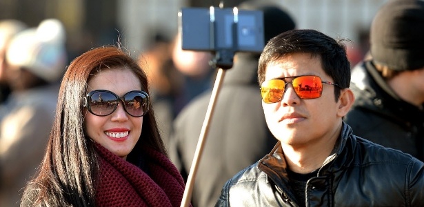 turistas-usam-o-pau-de-selfie-em-londres-1426084880761_615x300