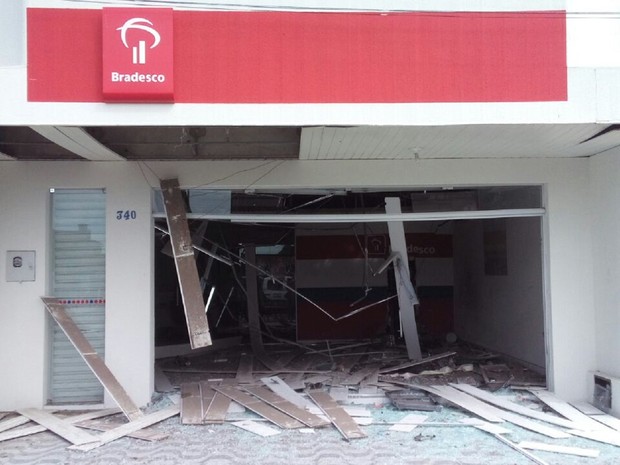 Estilhaços de vidro ficaram espalhados na calçada da agência bancária de Campo Grande (Foto: Carlos Frazão/TV Gazeta)