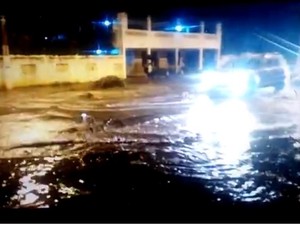 Água suja e fétida jorrava do bueiro, na noite de domingo (Foto: Gustavo Pereira/ Arquivo Pessoal)