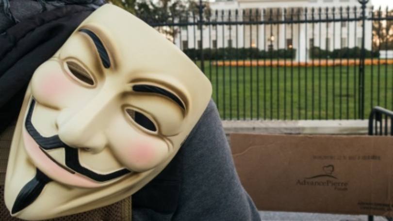size_810_16_9_mascara-anonymous