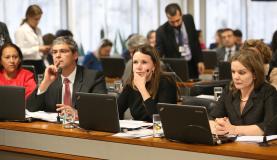 Brasília - Os senadores Lindberg Farias (E), Vanessa Grazziotin e Gleisi Hoffmann falam sobre o processo de impeachment. <p style=