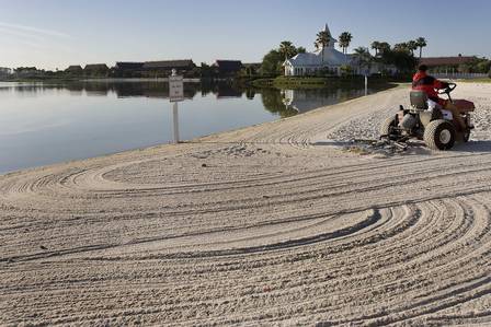 O lago onde o menino foi arrastado por um jacaré. Foto: JIM WATSON / AFP
