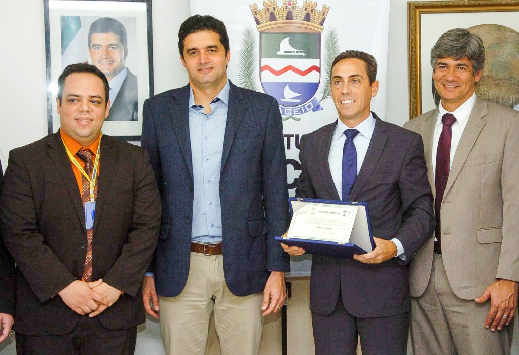 Prefeito Rui Palmeira presta homenagem ao Banco do Brasil.