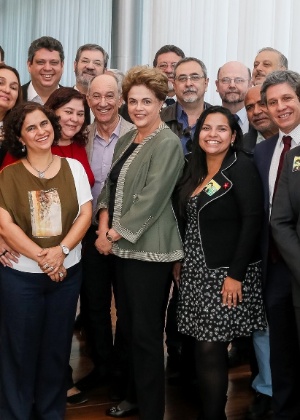 28jun2016---a-presidente-afastada-dilma-rousseff-se-reuniu-nesta-terca-feira-28-com-a-executiva-nacional-do-pt-no-palacio-da-alvorada-em-brasilia-1467135336112_300x420
