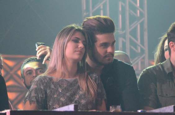 Luan Santana e uma loira foram clicados juntos por fã do cantor no aeroporto de Tocantins. 